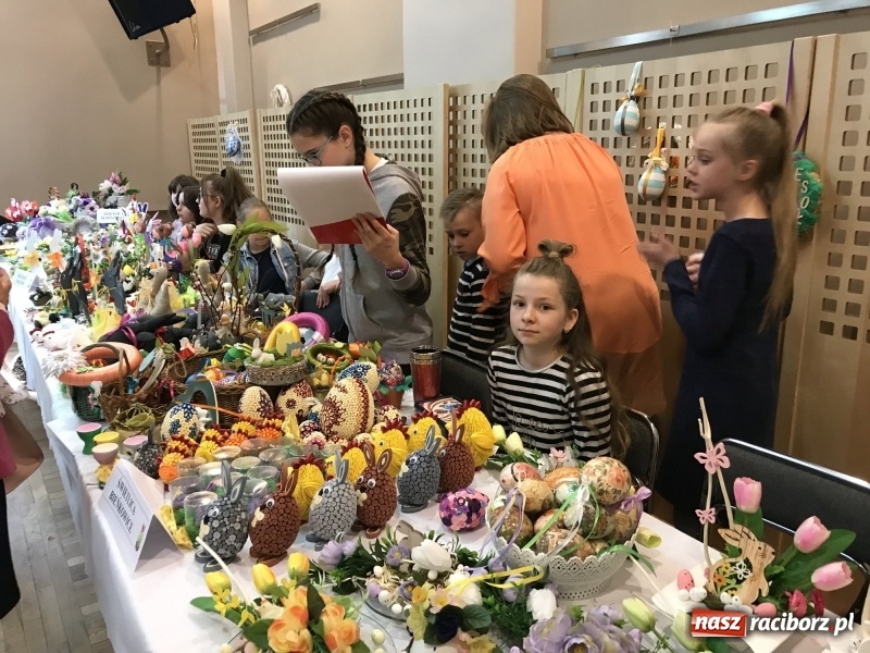 Zdjęcie w galerii na portalu naszraciborz.pl: Na słodko i przy muzyce. Kiermasz w Tworkowie [FOTO i WIDEO] wiadomości z regionu