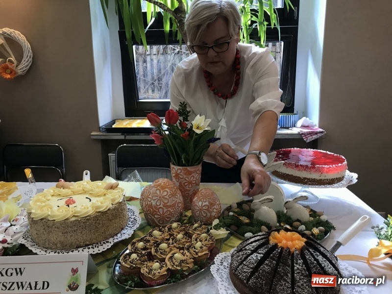 Zdjęcie w galerii na portalu naszraciborz.pl: Na słodko i przy muzyce. Kiermasz w Tworkowie [FOTO i WIDEO] wiadomości z regionu