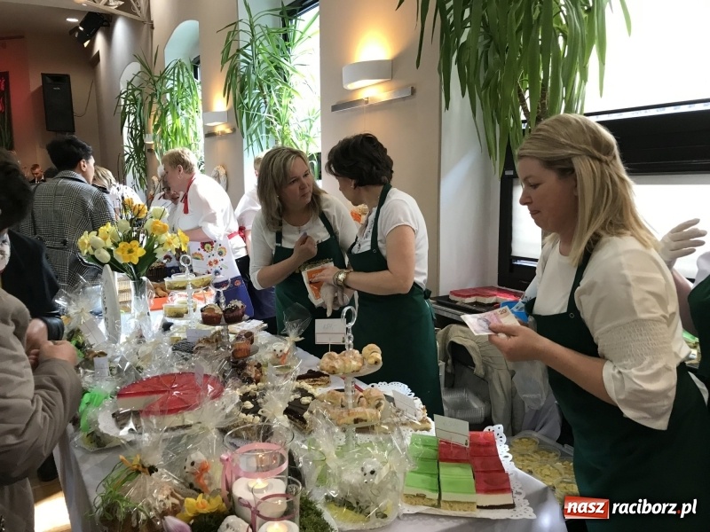 Zdjęcie w galerii na portalu naszraciborz.pl: Na słodko i przy muzyce. Kiermasz w Tworkowie [FOTO i WIDEO] wiadomości z regionu