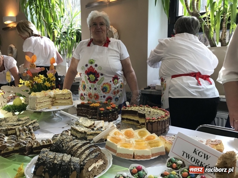 Zdjęcie w galerii na portalu naszraciborz.pl: Na słodko i przy muzyce. Kiermasz w Tworkowie [FOTO i WIDEO] wiadomości z regionu