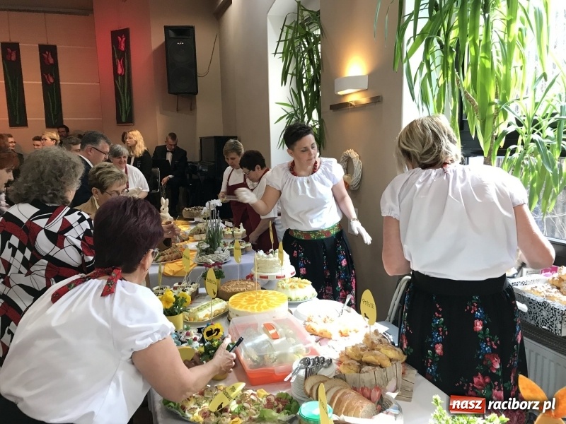 Zdjęcie w galerii na portalu naszraciborz.pl: Na słodko i przy muzyce. Kiermasz w Tworkowie [FOTO i WIDEO] wiadomości z regionu