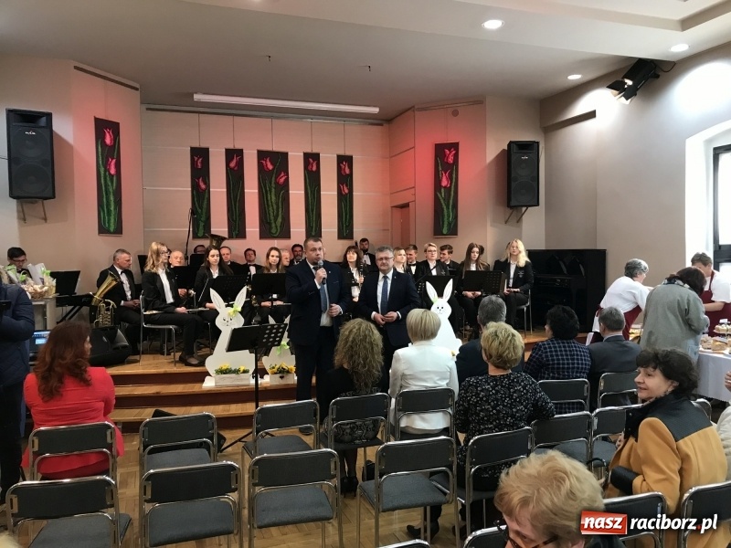 Zdjęcie w galerii na portalu naszraciborz.pl: Na słodko i przy muzyce. Kiermasz w Tworkowie [FOTO i WIDEO] wiadomości z regionu