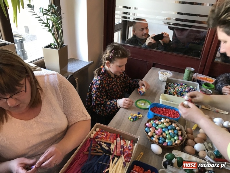 Zdjęcie w galerii na portalu naszraciborz.pl: Na słodko i przy muzyce. Kiermasz w Tworkowie [FOTO i WIDEO] wiadomości z regionu