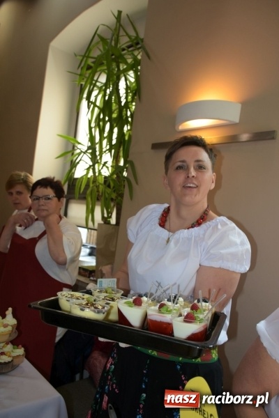 Zdjęcie w galerii na portalu naszraciborz.pl: Na słodko i przy muzyce. Kiermasz w Tworkowie [FOTO i WIDEO] wiadomości z regionu