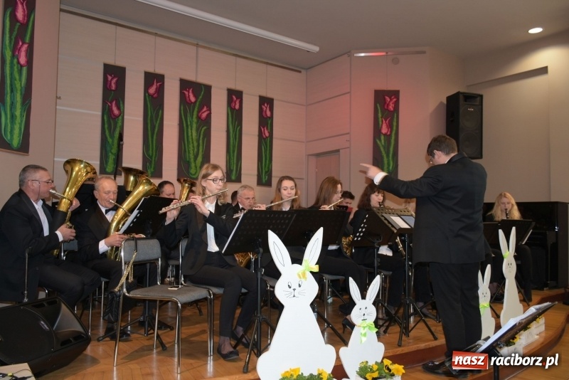 Zdjęcie w galerii na portalu naszraciborz.pl: Na słodko i przy muzyce. Kiermasz w Tworkowie [FOTO i WIDEO] wiadomości z regionu