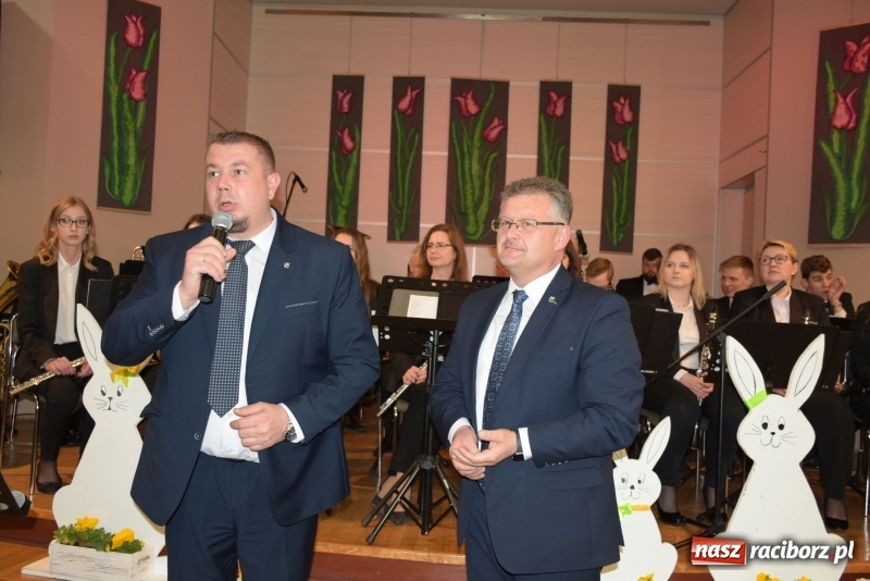 Zdjęcie w galerii na portalu naszraciborz.pl: Na słodko i przy muzyce. Kiermasz w Tworkowie [FOTO i WIDEO] wiadomości z regionu