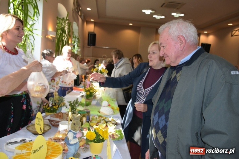 Zdjęcie w galerii na portalu naszraciborz.pl: Na słodko i przy muzyce. Kiermasz w Tworkowie [FOTO i WIDEO] wiadomości z regionu