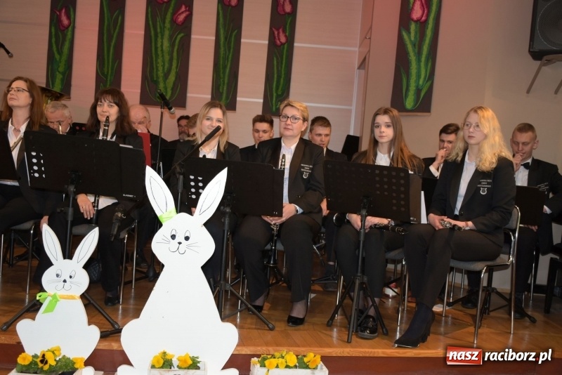 Zdjęcie w galerii na portalu naszraciborz.pl: Na słodko i przy muzyce. Kiermasz w Tworkowie [FOTO i WIDEO] wiadomości z regionu