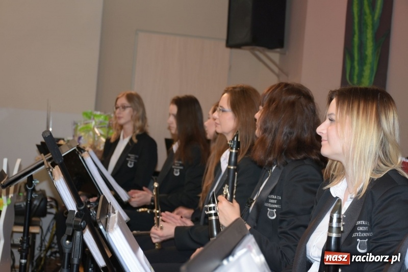 Zdjęcie w galerii na portalu naszraciborz.pl: Na słodko i przy muzyce. Kiermasz w Tworkowie [FOTO i WIDEO] wiadomości z regionu