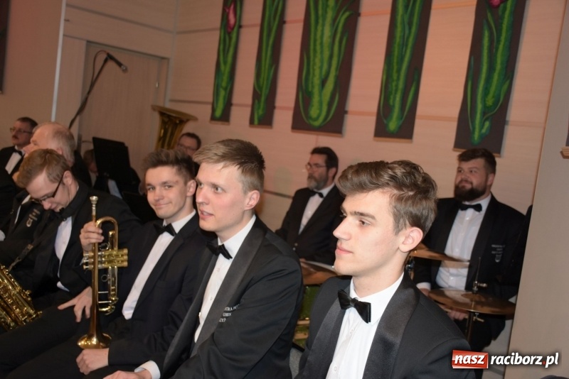 Zdjęcie w galerii na portalu naszraciborz.pl: Na słodko i przy muzyce. Kiermasz w Tworkowie [FOTO i WIDEO] wiadomości z regionu