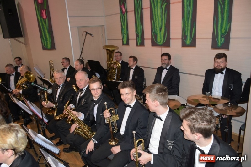 Zdjęcie w galerii na portalu naszraciborz.pl: Na słodko i przy muzyce. Kiermasz w Tworkowie [FOTO i WIDEO] wiadomości z regionu