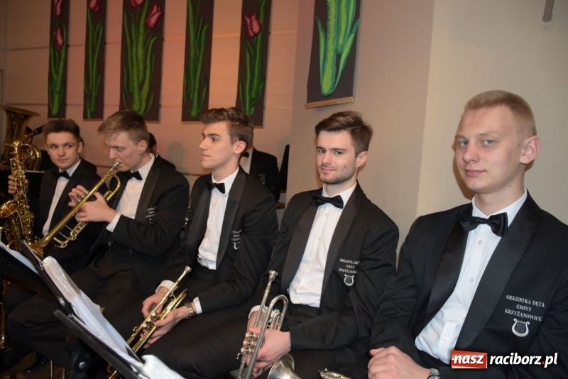 Zdjęcie w galerii na portalu naszraciborz.pl: Na słodko i przy muzyce. Kiermasz w Tworkowie [FOTO i WIDEO] wiadomości z regionu