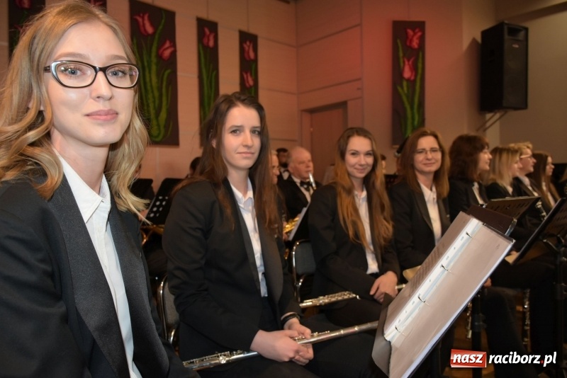 Zdjęcie w galerii na portalu naszraciborz.pl: Na słodko i przy muzyce. Kiermasz w Tworkowie [FOTO i WIDEO] wiadomości z regionu