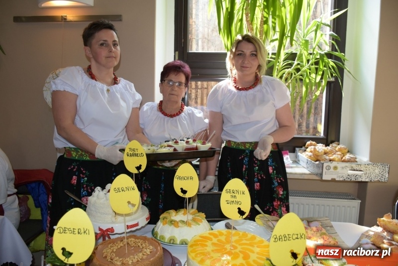 Zdjęcie w galerii na portalu naszraciborz.pl: Na słodko i przy muzyce. Kiermasz w Tworkowie [FOTO i WIDEO] wiadomości z regionu