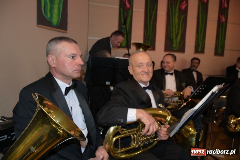 Zdjęcie w galerii na portalu naszraciborz.pl: Na słodko i przy muzyce. Kiermasz w Tworkowie [FOTO i WIDEO] wiadomości z regionu