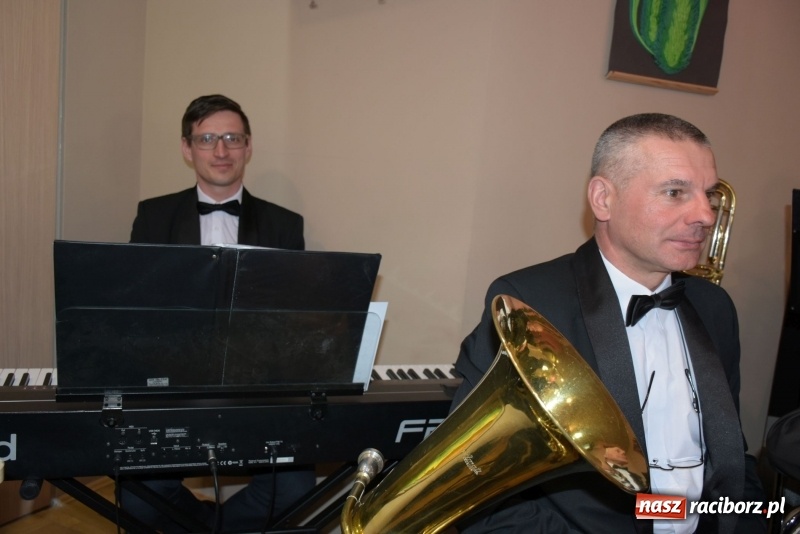 Zdjęcie w galerii na portalu naszraciborz.pl: Na słodko i przy muzyce. Kiermasz w Tworkowie [FOTO i WIDEO] wiadomości z regionu