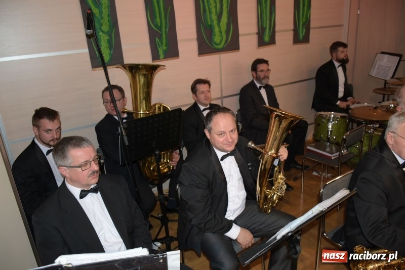 Zdjęcie w galerii na portalu naszraciborz.pl: Na słodko i przy muzyce. Kiermasz w Tworkowie [FOTO i WIDEO] wiadomości z regionu