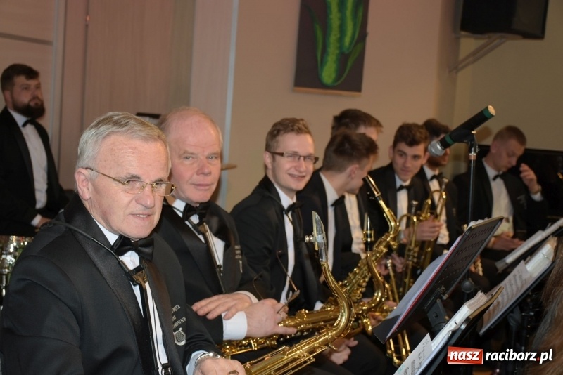 Zdjęcie w galerii na portalu naszraciborz.pl: Na słodko i przy muzyce. Kiermasz w Tworkowie [FOTO i WIDEO] wiadomości z regionu