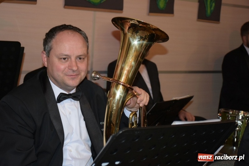 Zdjęcie w galerii na portalu naszraciborz.pl: Na słodko i przy muzyce. Kiermasz w Tworkowie [FOTO i WIDEO] wiadomości z regionu