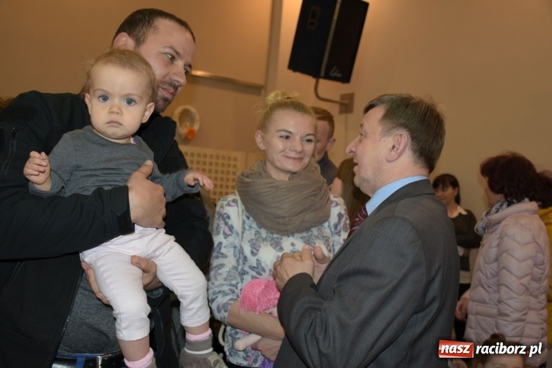 Zdjęcie w galerii na portalu naszraciborz.pl: Na słodko i przy muzyce. Kiermasz w Tworkowie [FOTO i WIDEO] wiadomości z regionu