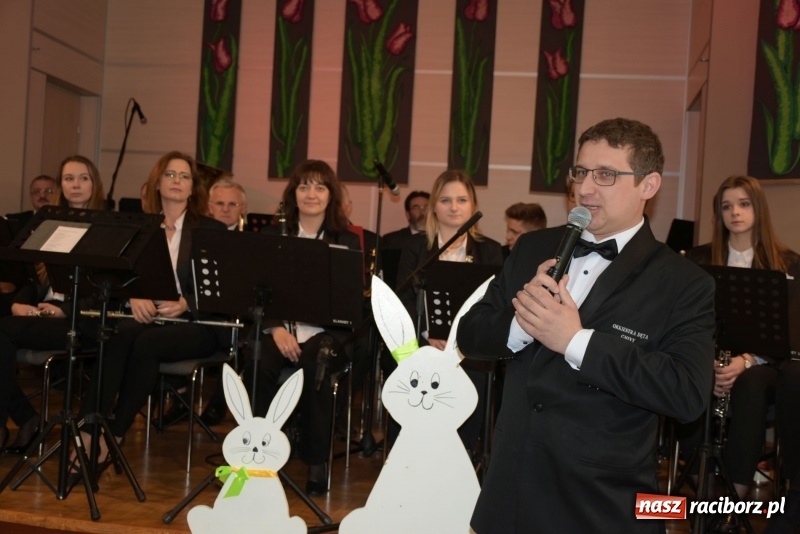 Zdjęcie w galerii na portalu naszraciborz.pl: Na słodko i przy muzyce. Kiermasz w Tworkowie [FOTO i WIDEO] wiadomości z regionu