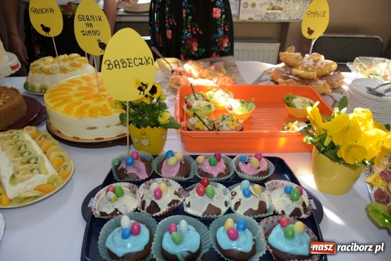 Zdjęcie w galerii na portalu naszraciborz.pl: Na słodko i przy muzyce. Kiermasz w Tworkowie [FOTO i WIDEO] wiadomości z regionu