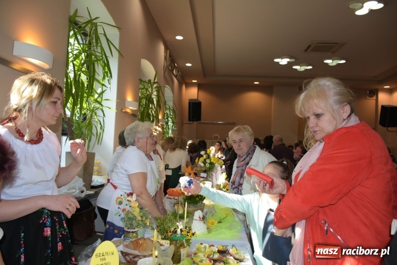 Zdjęcie w galerii na portalu naszraciborz.pl: Na słodko i przy muzyce. Kiermasz w Tworkowie [FOTO i WIDEO] wiadomości z regionu