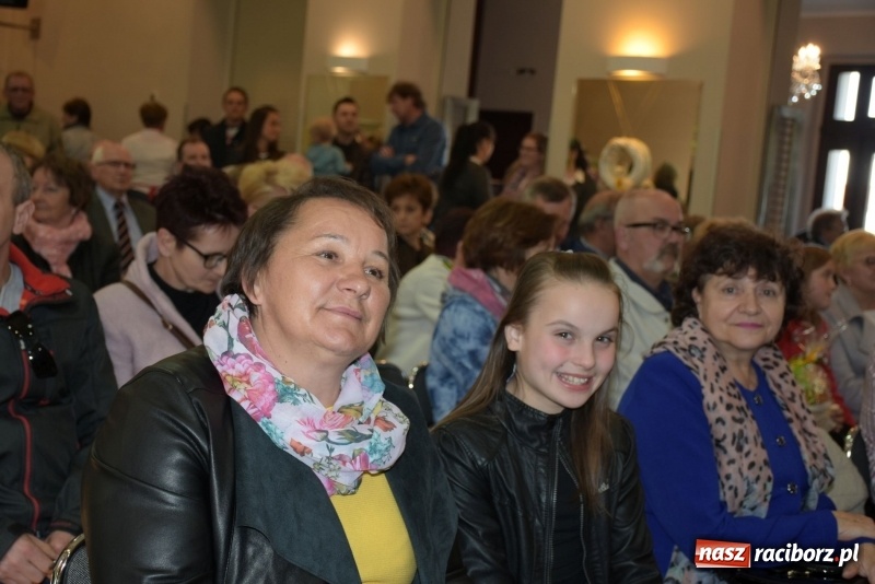 Zdjęcie w galerii na portalu naszraciborz.pl: Na słodko i przy muzyce. Kiermasz w Tworkowie [FOTO i WIDEO] wiadomości z regionu