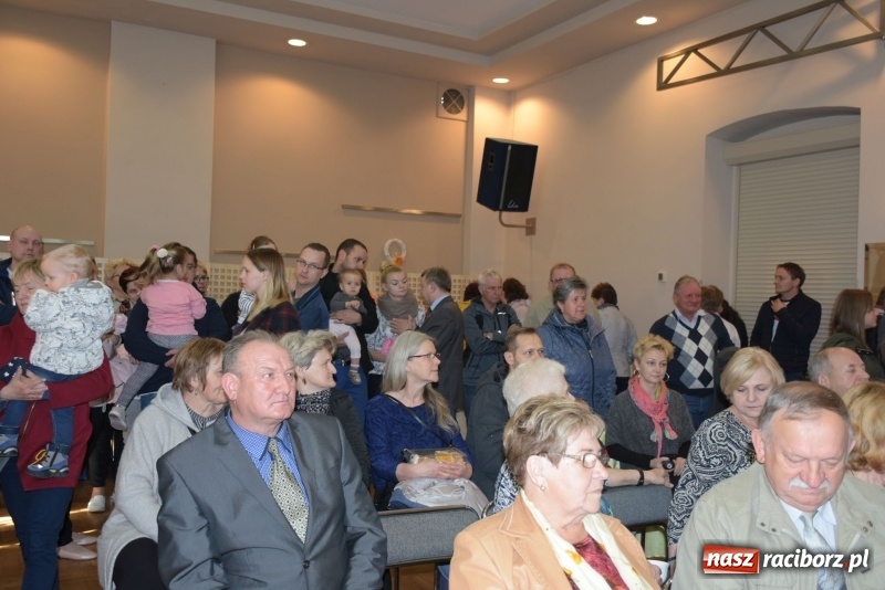 Zdjęcie w galerii na portalu naszraciborz.pl: Na słodko i przy muzyce. Kiermasz w Tworkowie [FOTO i WIDEO] wiadomości z regionu