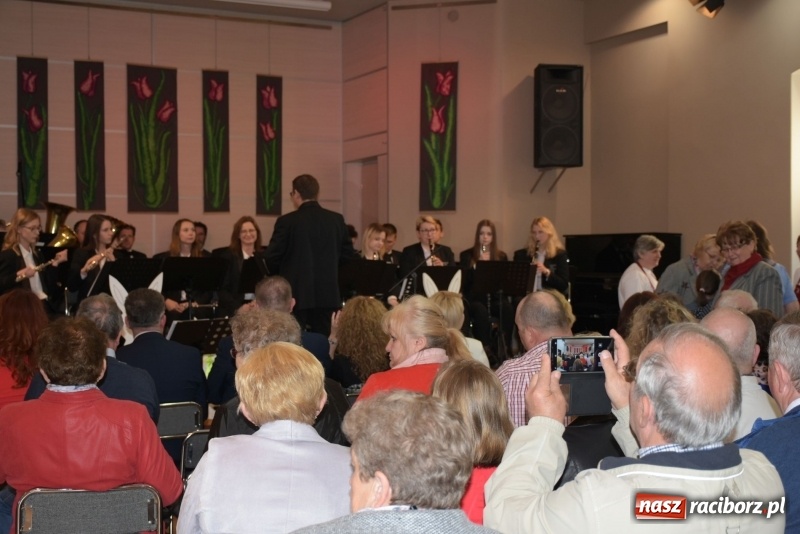 Zdjęcie w galerii na portalu naszraciborz.pl: Na słodko i przy muzyce. Kiermasz w Tworkowie [FOTO i WIDEO] wiadomości z regionu