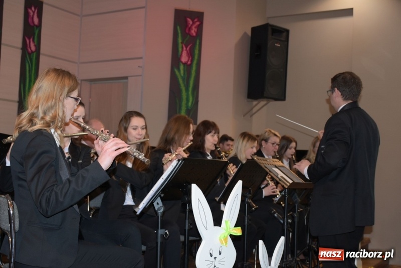 Zdjęcie w galerii na portalu naszraciborz.pl: Na słodko i przy muzyce. Kiermasz w Tworkowie [FOTO i WIDEO] wiadomości z regionu