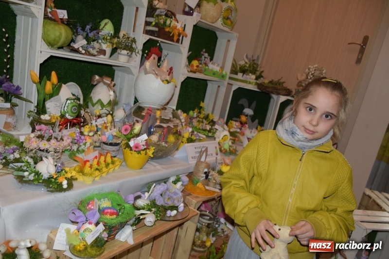 Zdjęcie w galerii na portalu naszraciborz.pl: Na słodko i przy muzyce. Kiermasz w Tworkowie [FOTO i WIDEO] wiadomości z regionu