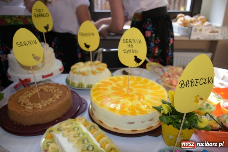 Zdjęcie w galerii na portalu naszraciborz.pl: Na słodko i przy muzyce. Kiermasz w Tworkowie [FOTO i WIDEO] wiadomości z regionu