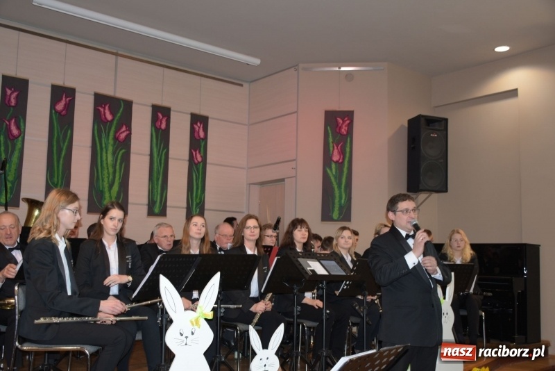 Zdjęcie w galerii na portalu naszraciborz.pl: Na słodko i przy muzyce. Kiermasz w Tworkowie [FOTO i WIDEO] wiadomości z regionu