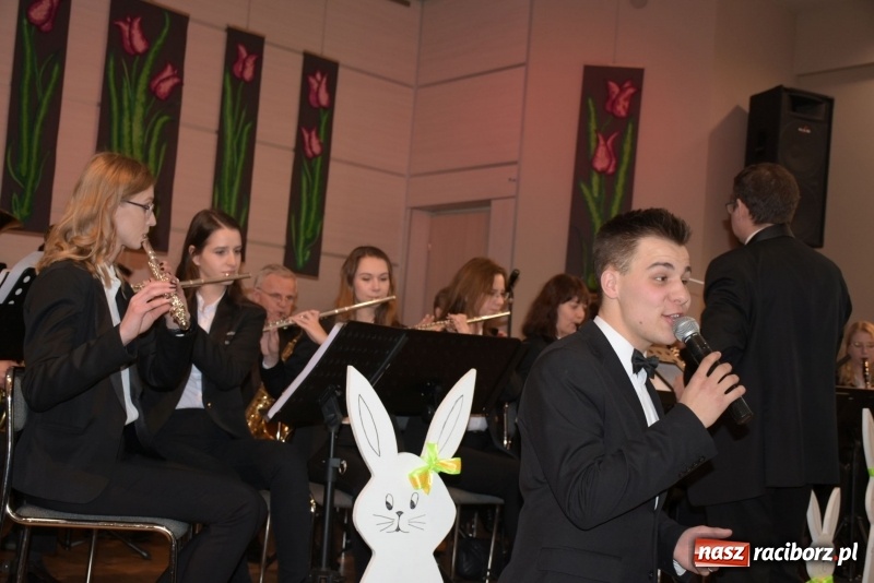 Zdjęcie w galerii na portalu naszraciborz.pl: Na słodko i przy muzyce. Kiermasz w Tworkowie [FOTO i WIDEO] wiadomości z regionu