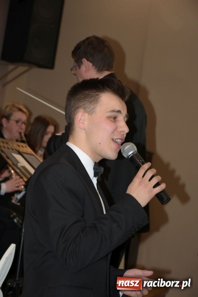 Zdjęcie w galerii na portalu naszraciborz.pl: Na słodko i przy muzyce. Kiermasz w Tworkowie [FOTO i WIDEO] wiadomości z regionu