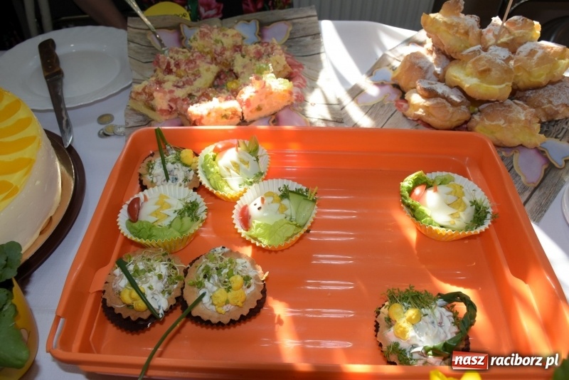 Zdjęcie w galerii na portalu naszraciborz.pl: Na słodko i przy muzyce. Kiermasz w Tworkowie [FOTO i WIDEO] wiadomości z regionu