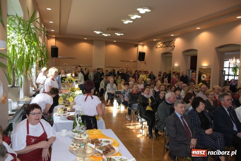 Zdjęcie w galerii na portalu naszraciborz.pl: Na słodko i przy muzyce. Kiermasz w Tworkowie [FOTO i WIDEO] wiadomości z regionu