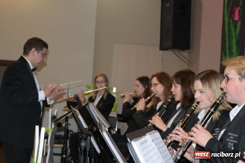 Zdjęcie w galerii na portalu naszraciborz.pl: Na słodko i przy muzyce. Kiermasz w Tworkowie [FOTO i WIDEO] wiadomości z regionu