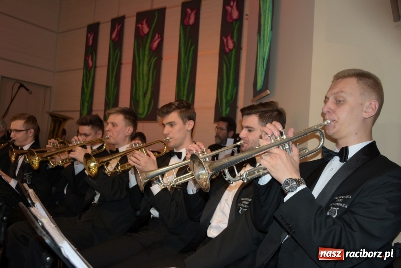 Zdjęcie w galerii na portalu naszraciborz.pl: Na słodko i przy muzyce. Kiermasz w Tworkowie [FOTO i WIDEO] wiadomości z regionu