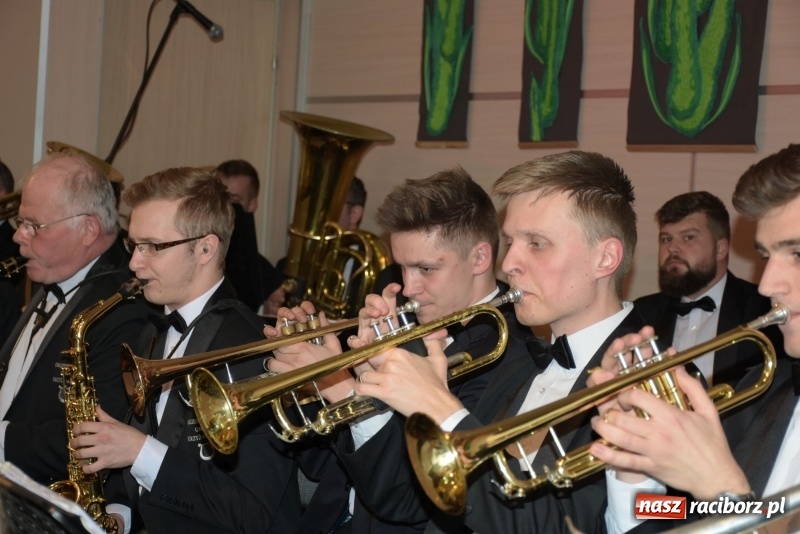 Zdjęcie w galerii na portalu naszraciborz.pl: Na słodko i przy muzyce. Kiermasz w Tworkowie [FOTO i WIDEO] wiadomości z regionu