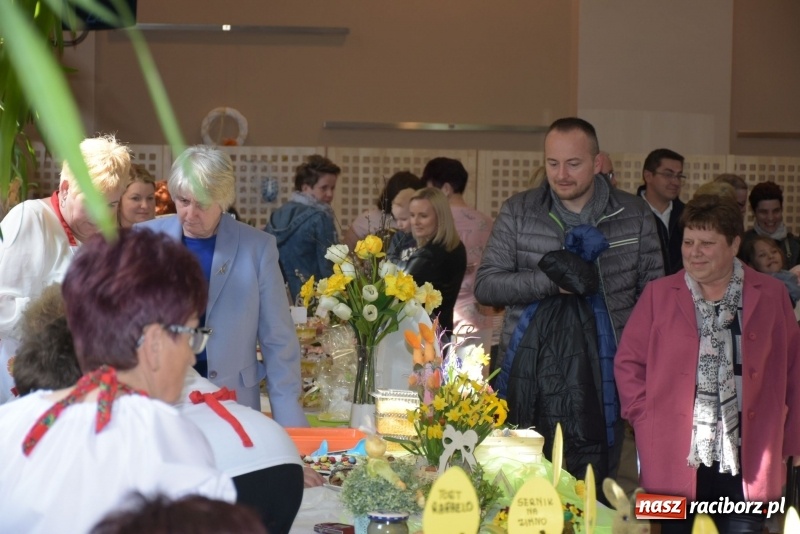 Zdjęcie w galerii na portalu naszraciborz.pl: Na słodko i przy muzyce. Kiermasz w Tworkowie [FOTO i WIDEO] wiadomości z regionu