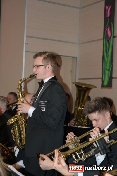 Zdjęcie w galerii na portalu naszraciborz.pl: Na słodko i przy muzyce. Kiermasz w Tworkowie [FOTO i WIDEO] wiadomości z regionu