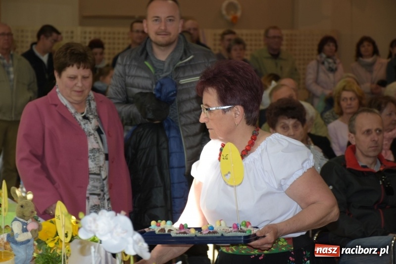 Zdjęcie w galerii na portalu naszraciborz.pl: Na słodko i przy muzyce. Kiermasz w Tworkowie [FOTO i WIDEO] wiadomości z regionu