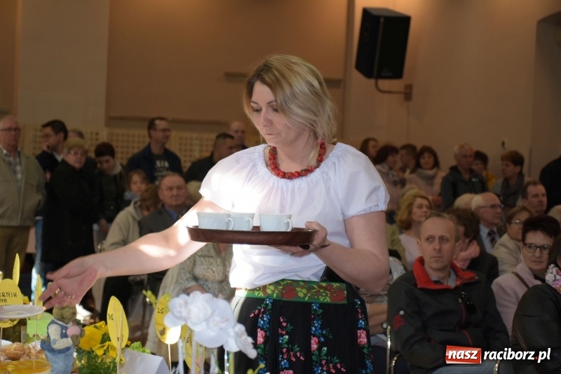 Zdjęcie w galerii na portalu naszraciborz.pl: Na słodko i przy muzyce. Kiermasz w Tworkowie [FOTO i WIDEO] wiadomości z regionu