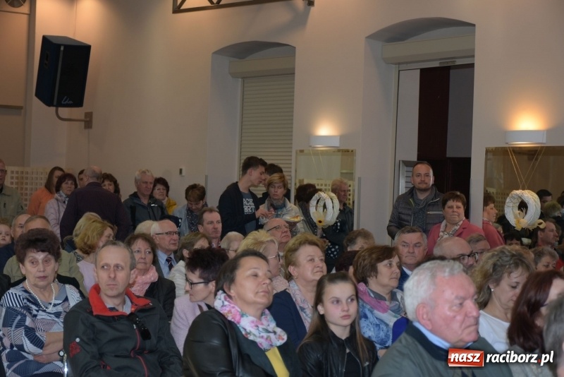 Zdjęcie w galerii na portalu naszraciborz.pl: Na słodko i przy muzyce. Kiermasz w Tworkowie [FOTO i WIDEO] wiadomości z regionu