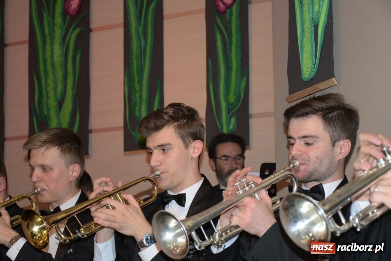 Zdjęcie w galerii na portalu naszraciborz.pl: Na słodko i przy muzyce. Kiermasz w Tworkowie [FOTO i WIDEO] wiadomości z regionu