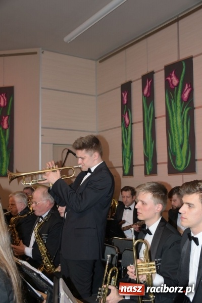 Zdjęcie w galerii na portalu naszraciborz.pl: Na słodko i przy muzyce. Kiermasz w Tworkowie [FOTO i WIDEO] wiadomości z regionu