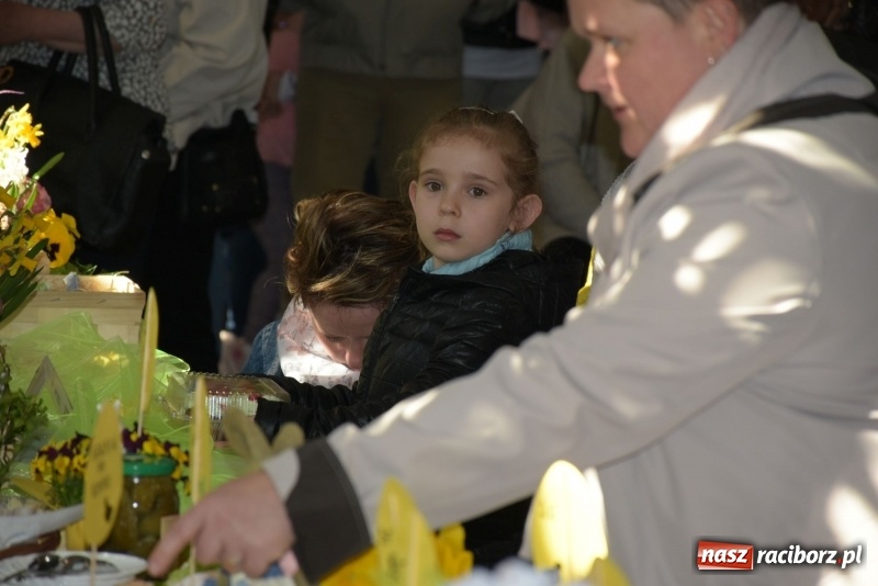 Zdjęcie w galerii na portalu naszraciborz.pl: Na słodko i przy muzyce. Kiermasz w Tworkowie [FOTO i WIDEO] wiadomości z regionu