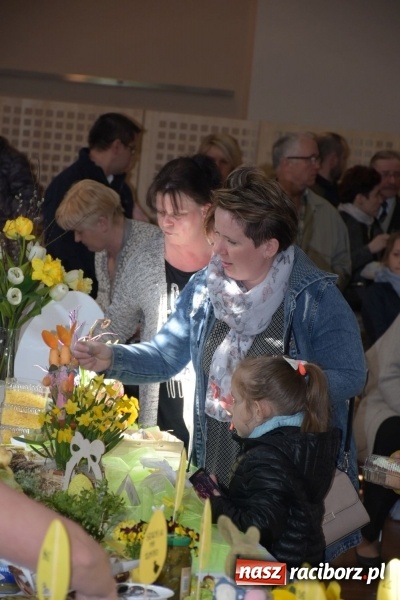Zdjęcie w galerii na portalu naszraciborz.pl: Na słodko i przy muzyce. Kiermasz w Tworkowie [FOTO i WIDEO] wiadomości z regionu